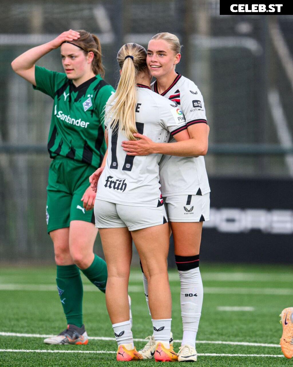 Female football/soccer players Image 20354005
