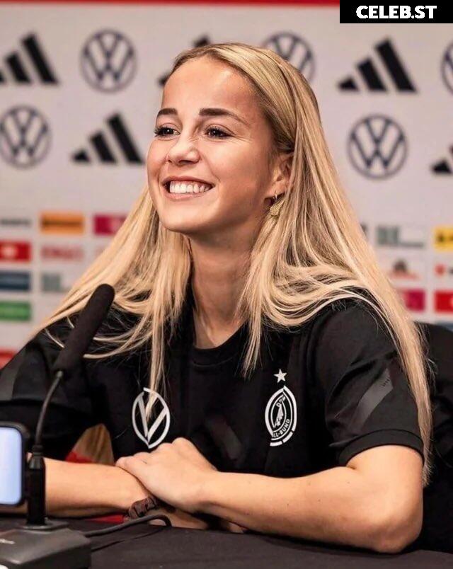 Female football/soccer players Image 20354329