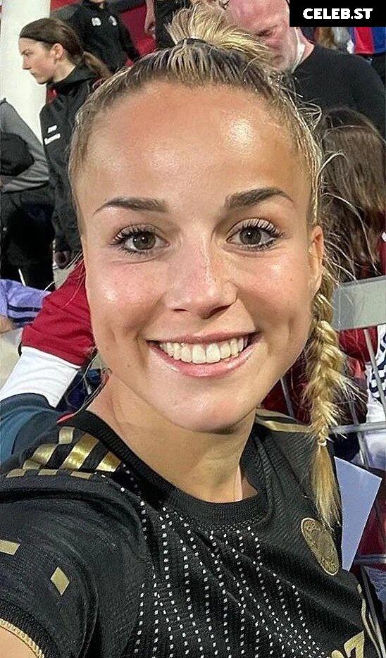 Female football/soccer players Image 20354330