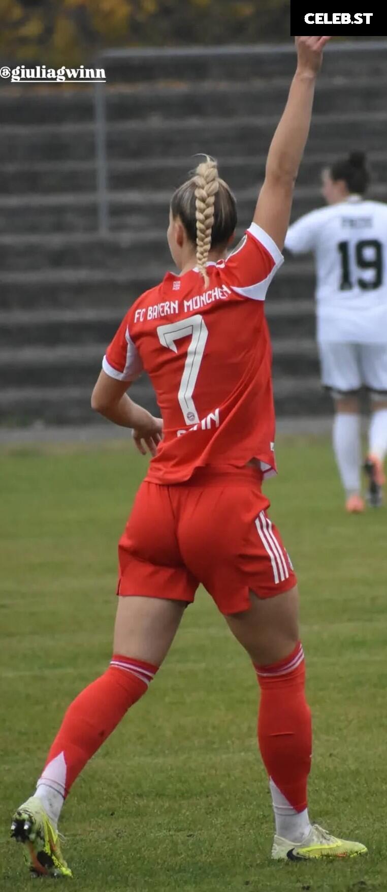 Female football/soccer players Image 20354340
