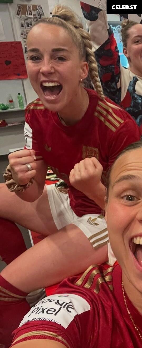 Female football/soccer players Image 20354346