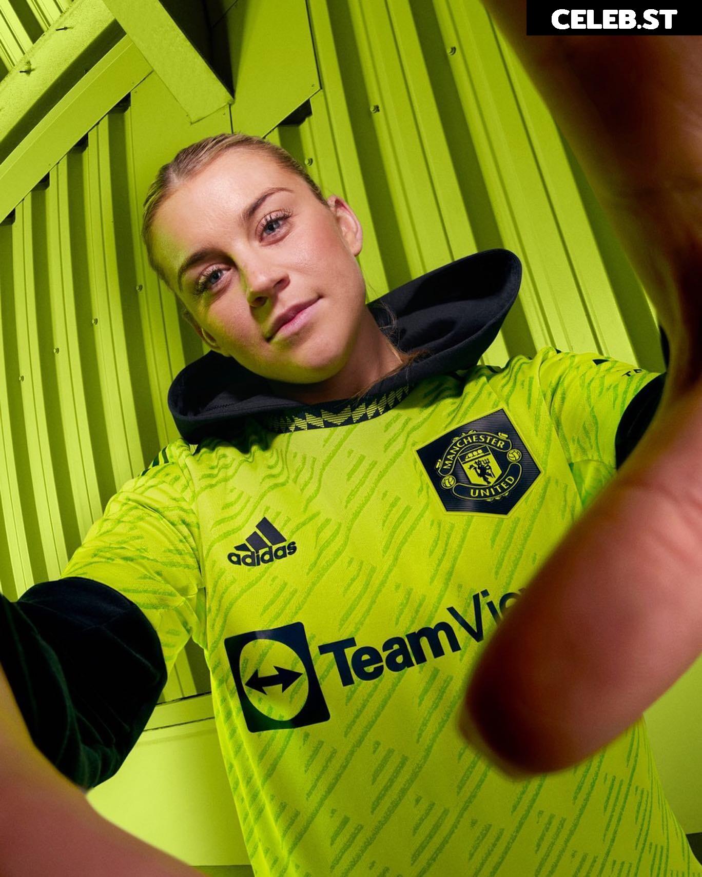 Female football/soccer players Image 20354211