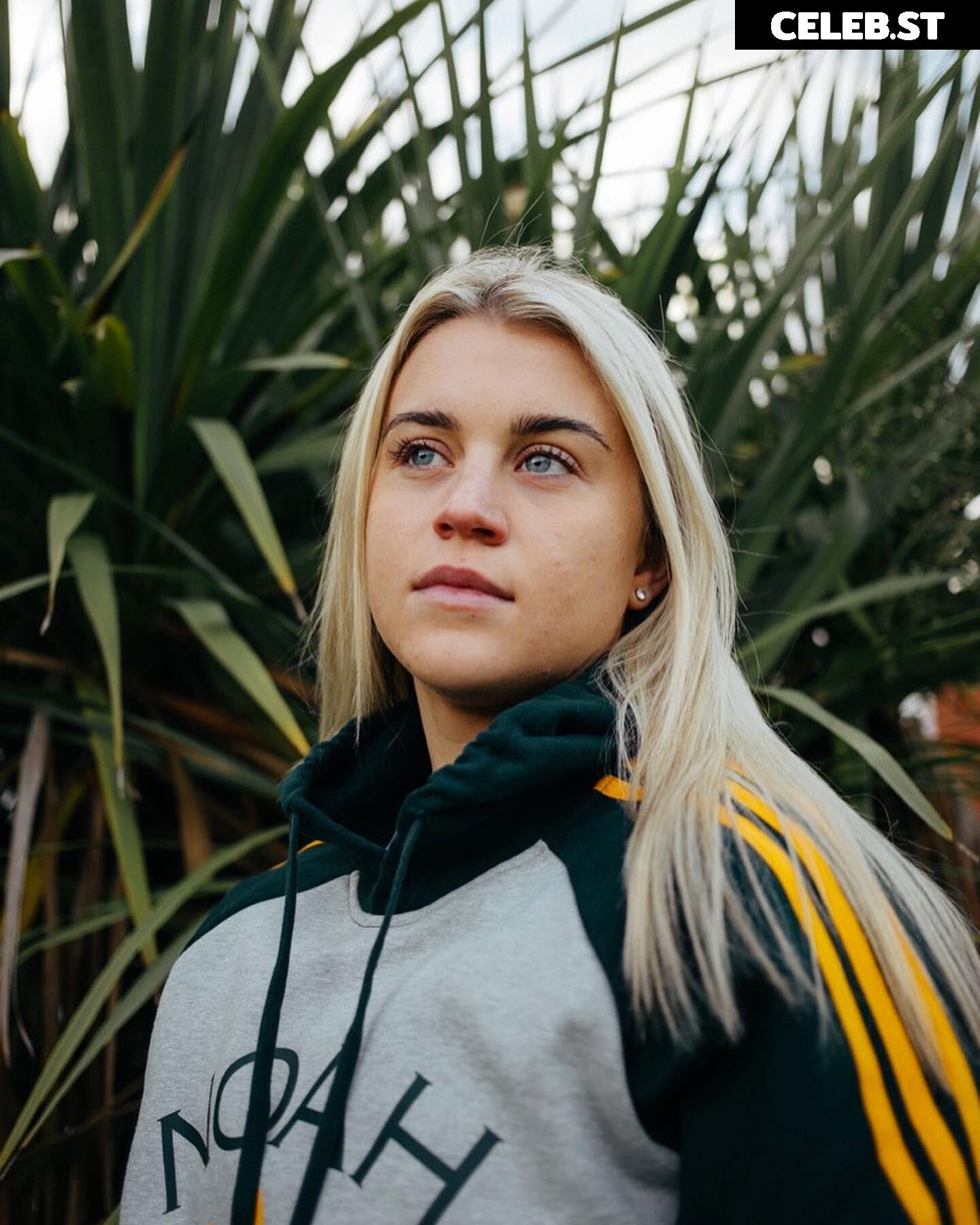 Female football/soccer players Image 20354215