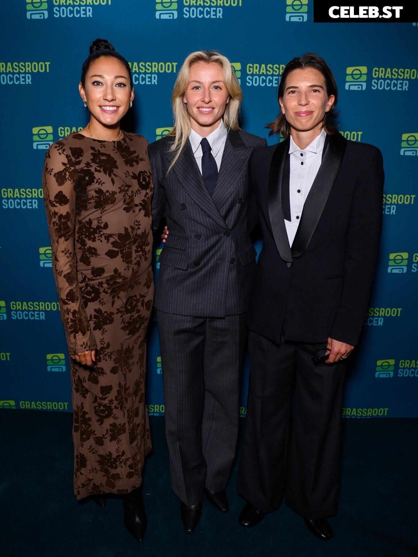 Female football/soccer players Image 20354272