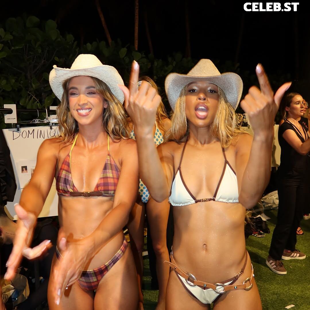 Female football/soccer players Image 20353995