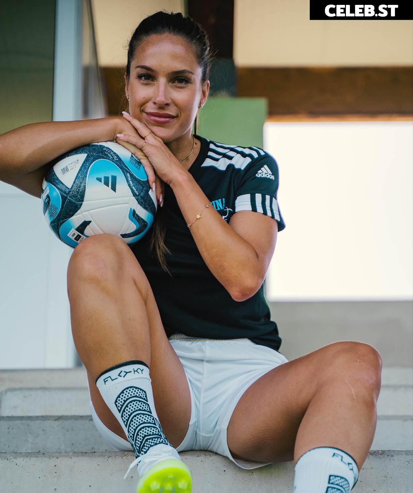 Female football/soccer players Image 20353939