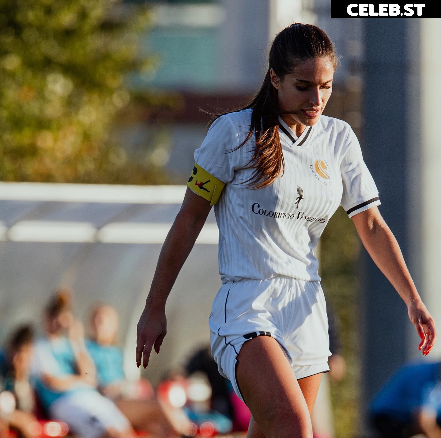 Female football/soccer players Image 20353941