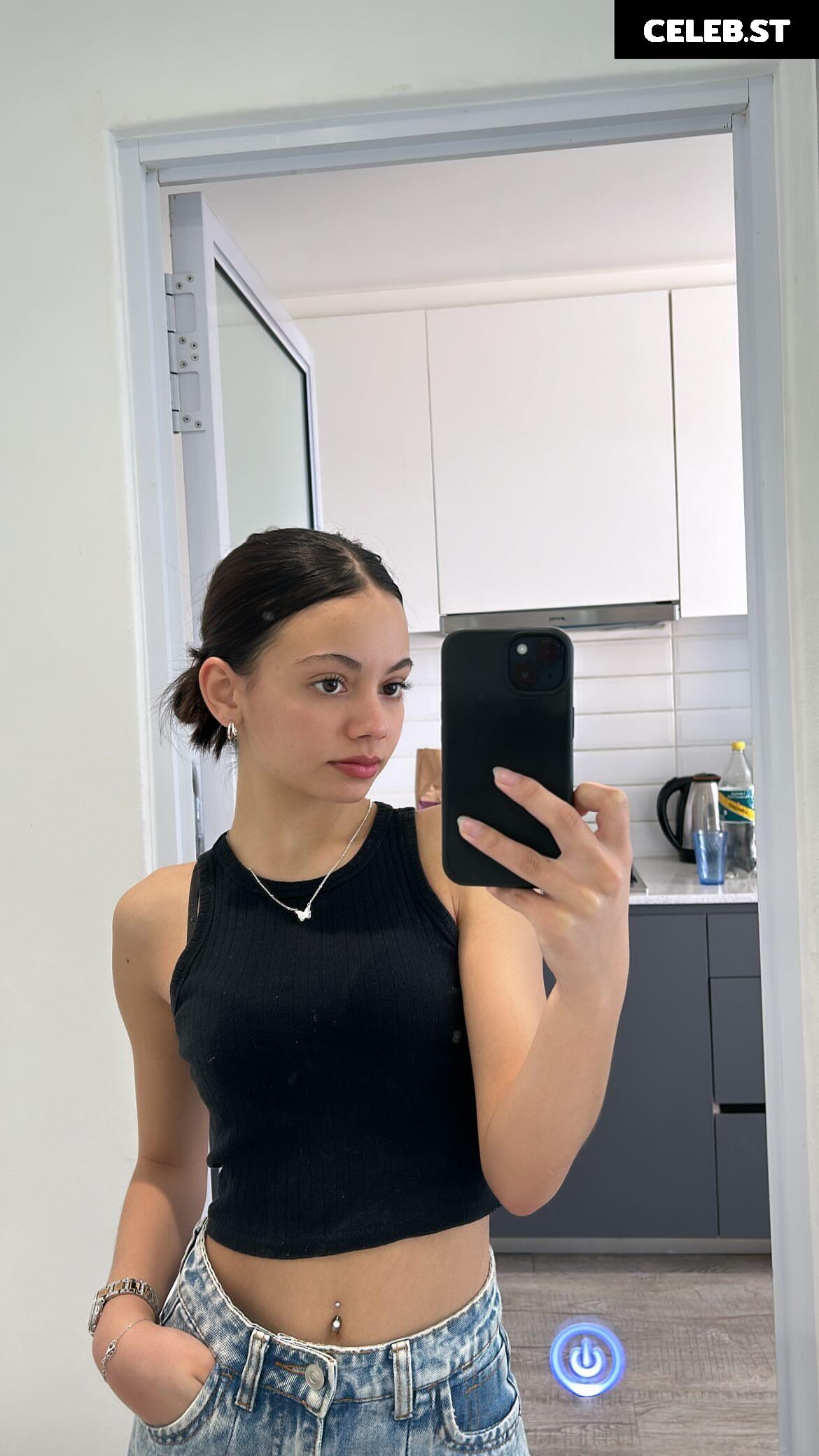 Zoe Manoek / heyitzoej Image 20242868