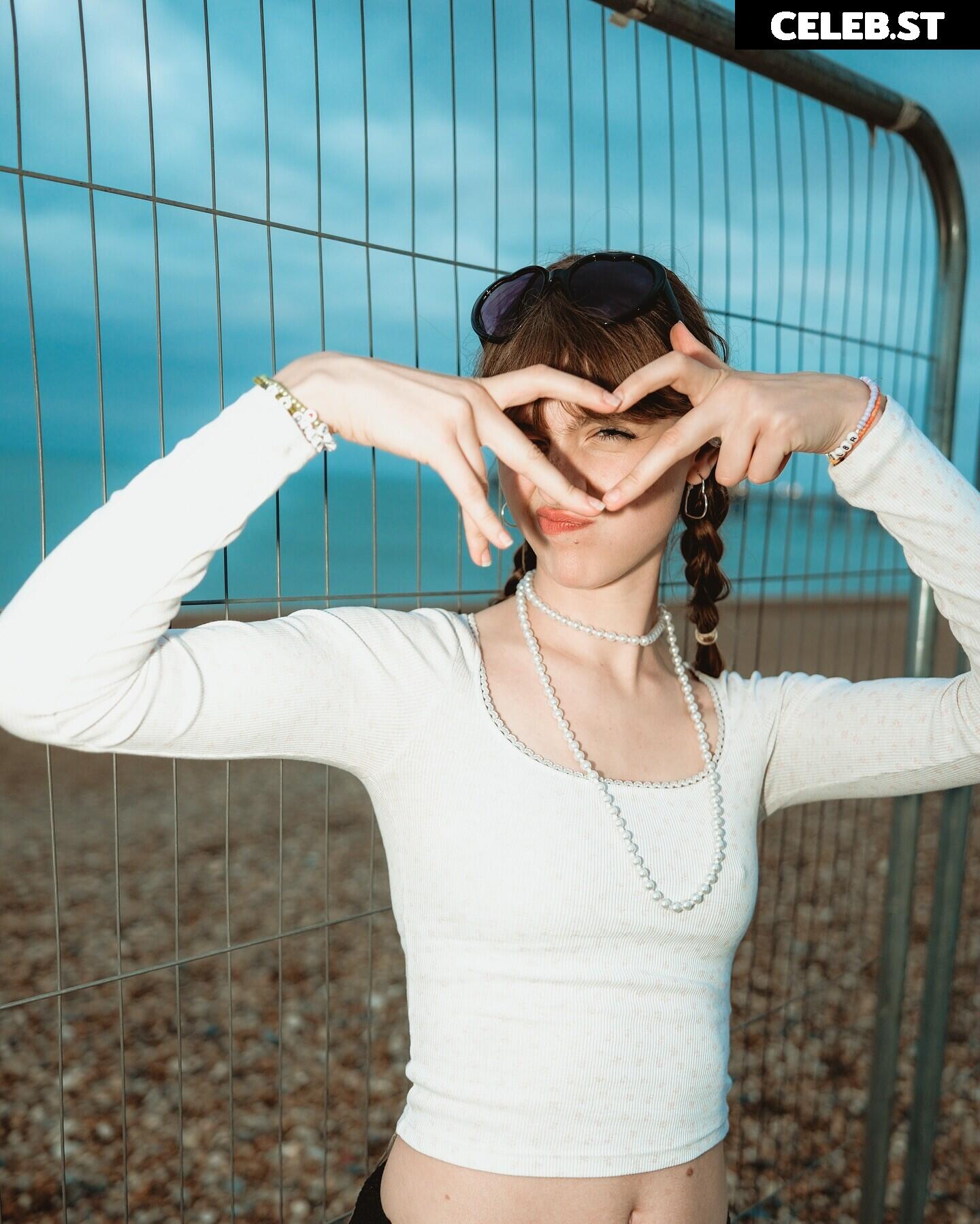 Chloe Slater - Indie Musician Image 20156100