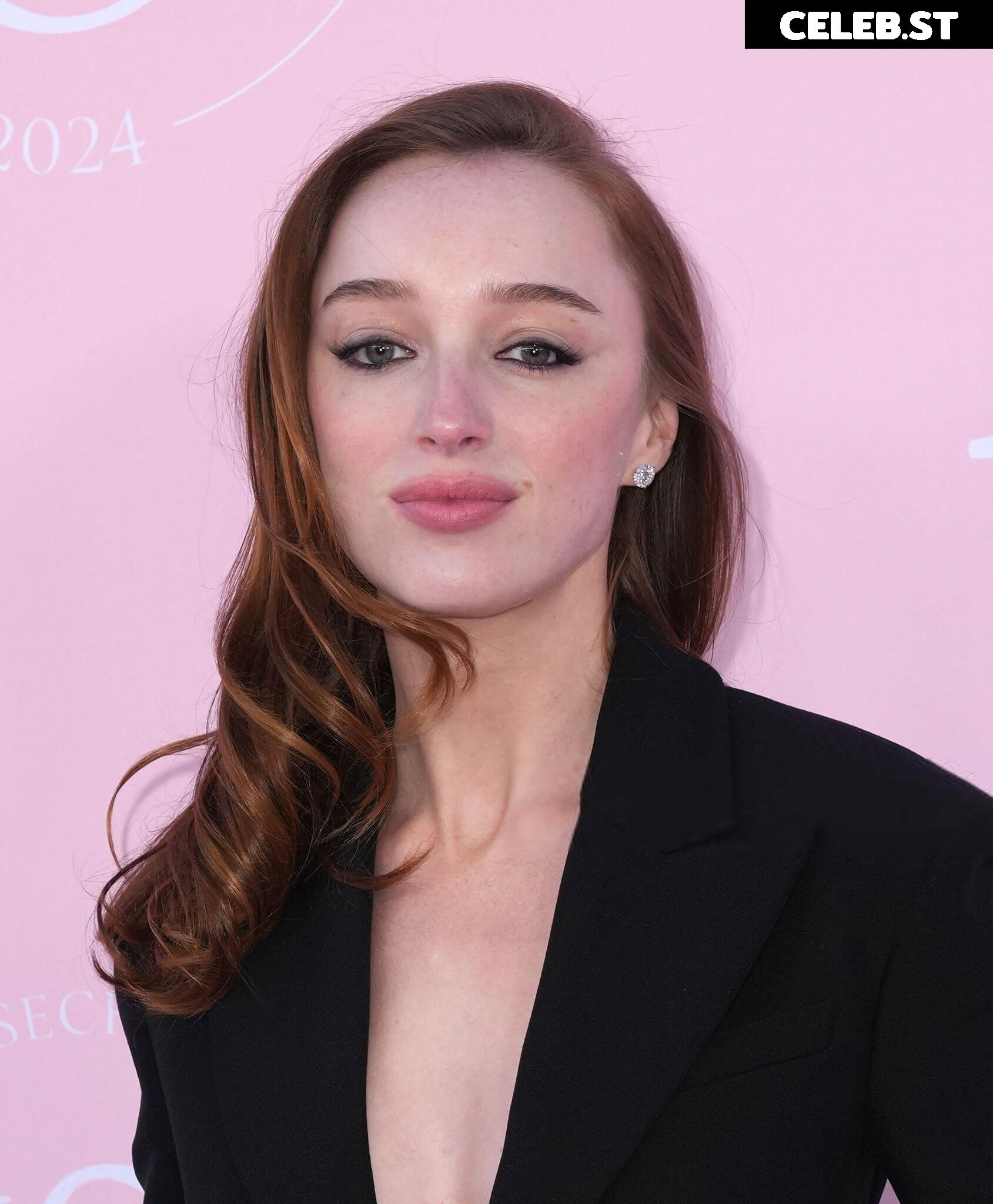 Phoebe Dynevor Image 20175912