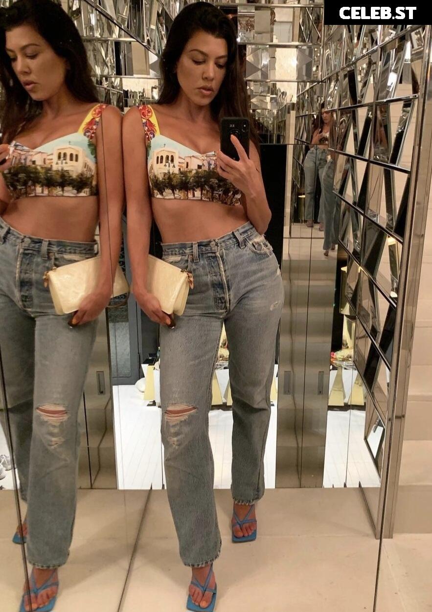 Kourtney Kardashian Image 2017545