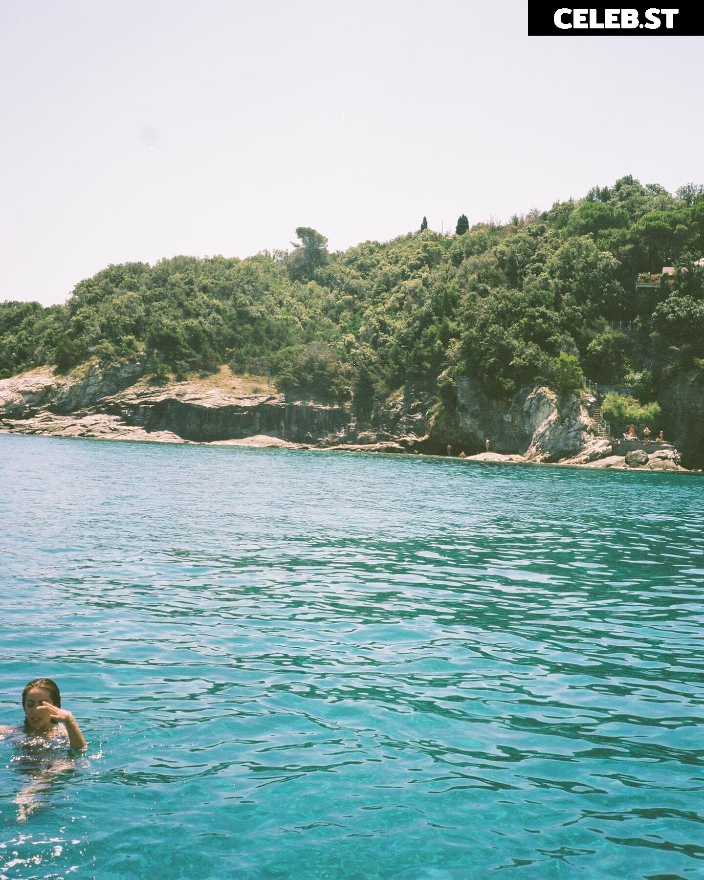 Chloe Bennet Image 2012319