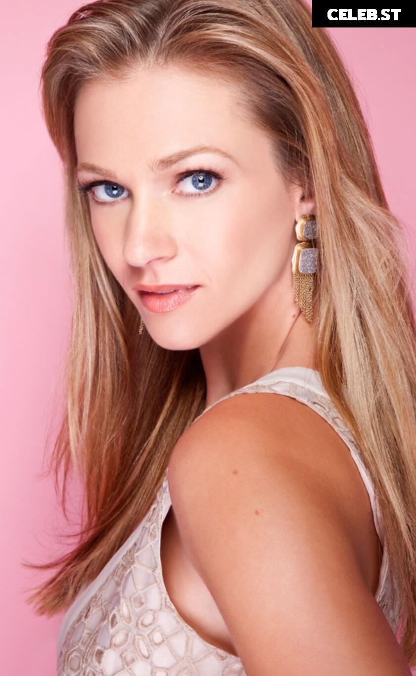 AJ Cook Image 2001558