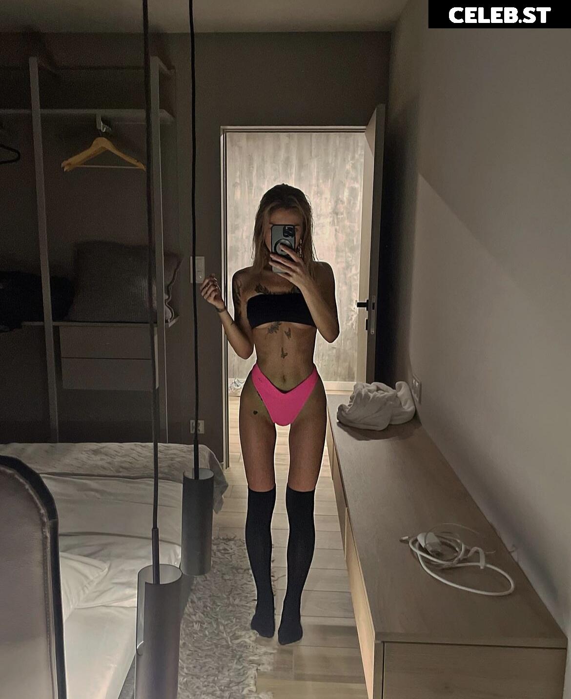 Marta Stefanska (ste_f_u_n_) Image 200903