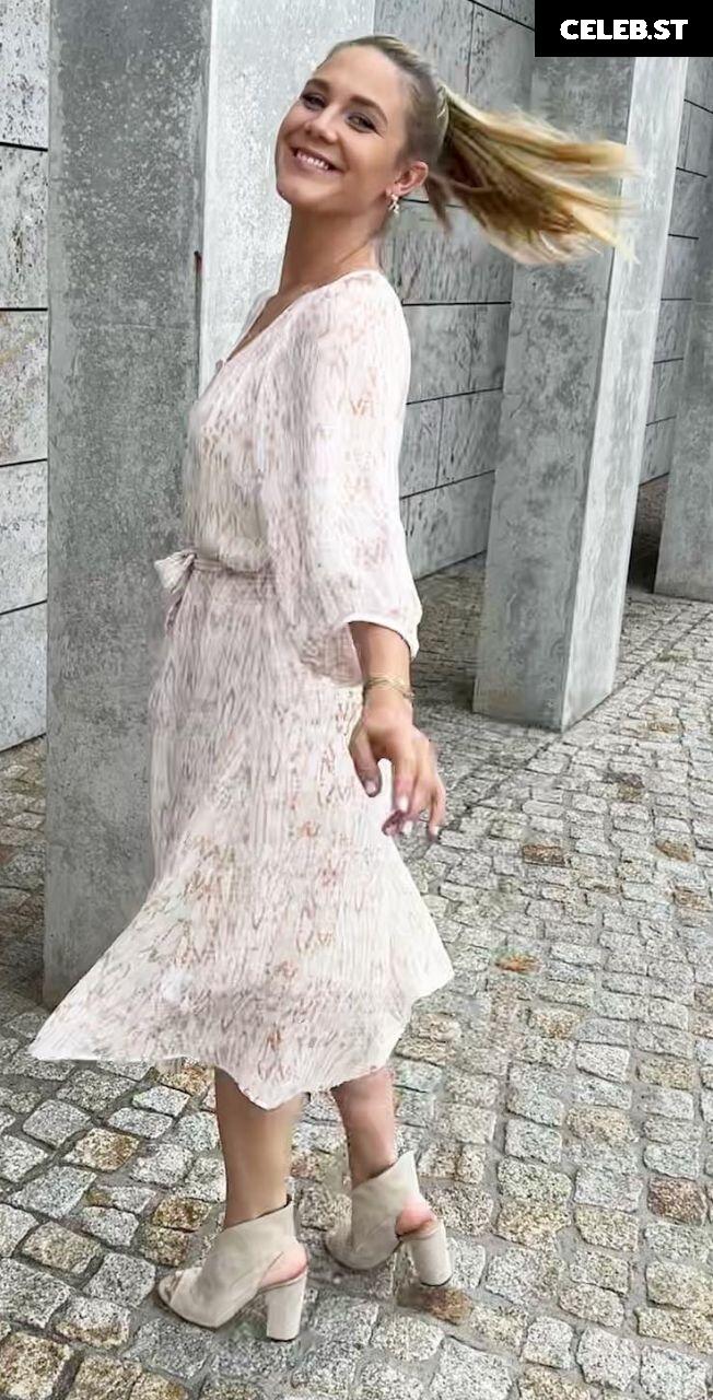 Alina Merkau Image 2008702