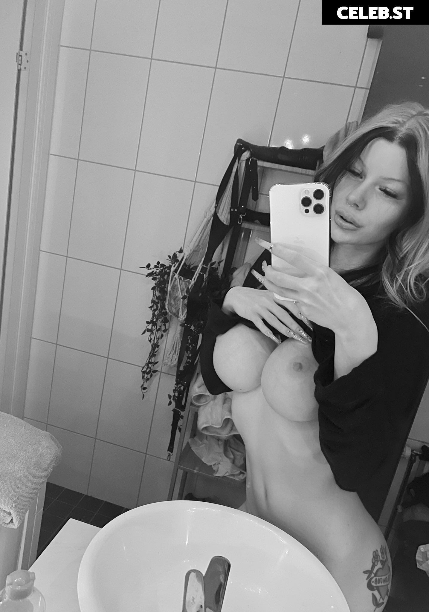 Honeybabesugarpiie Killeryina Swedish nude and latexmodell Image 11979360