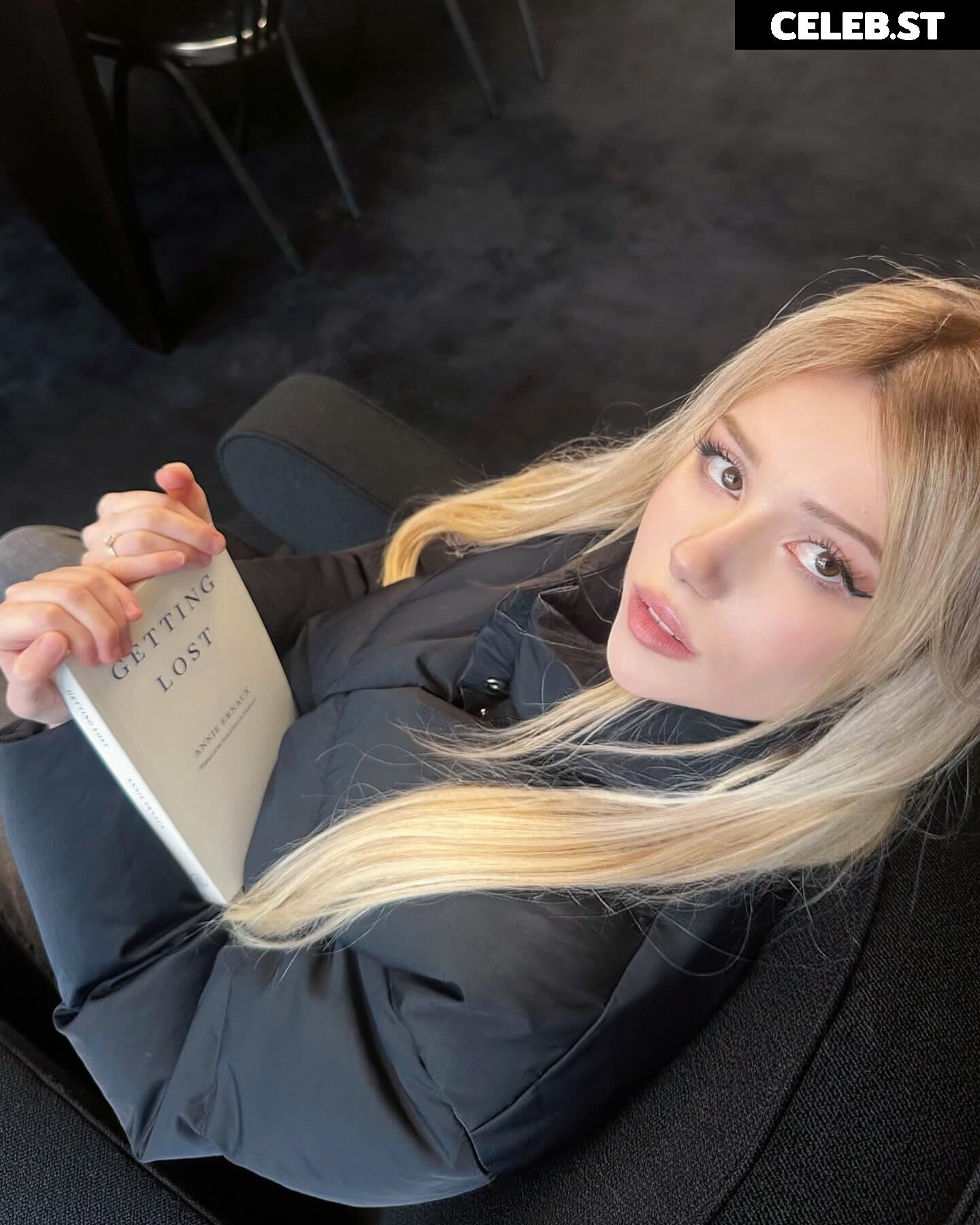 Kitty-Mae / kittymerritt Image 11942993