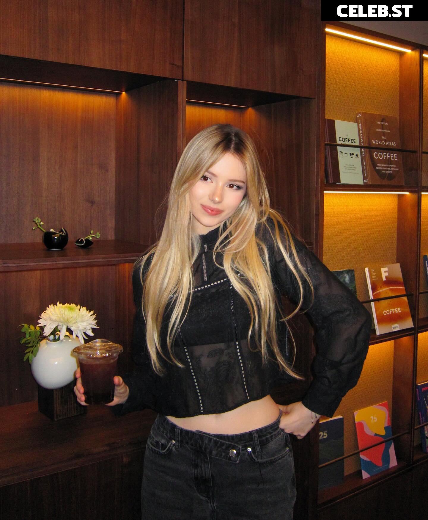 Kitty-Mae / kittymerritt Image 11942953