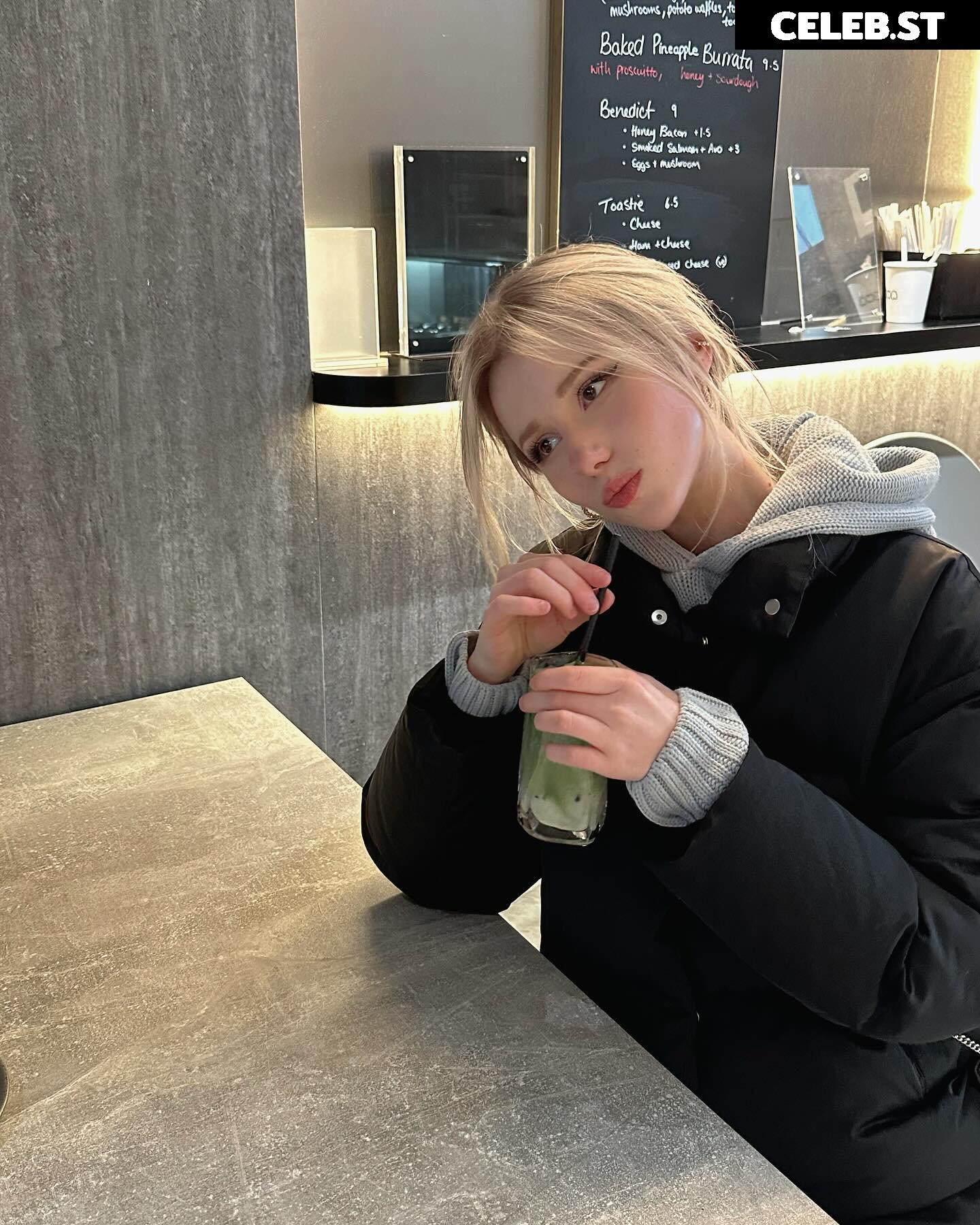 Kitty-Mae / kittymerritt Image 11942950