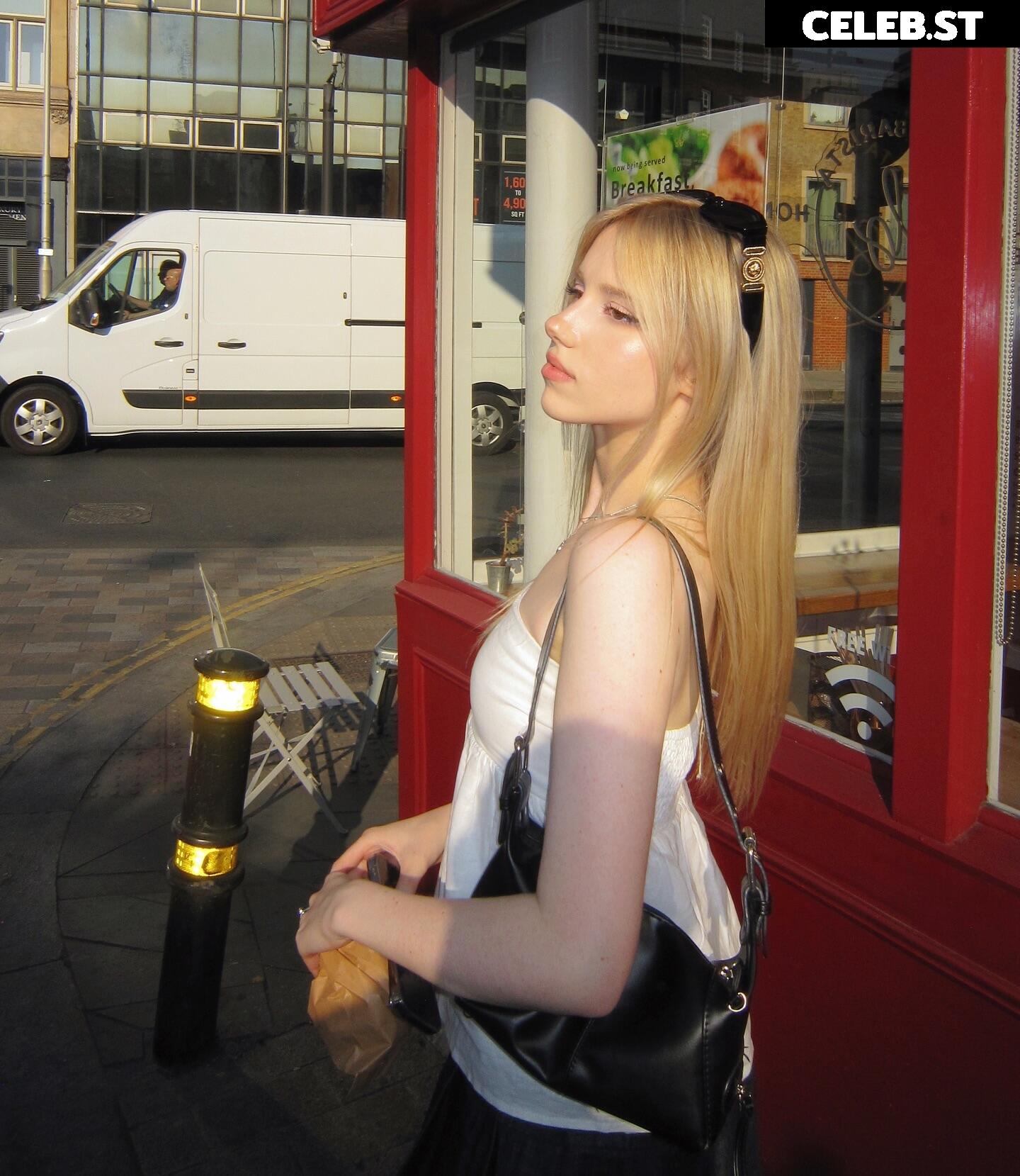 Kitty-Mae / kittymerritt Image 11942864