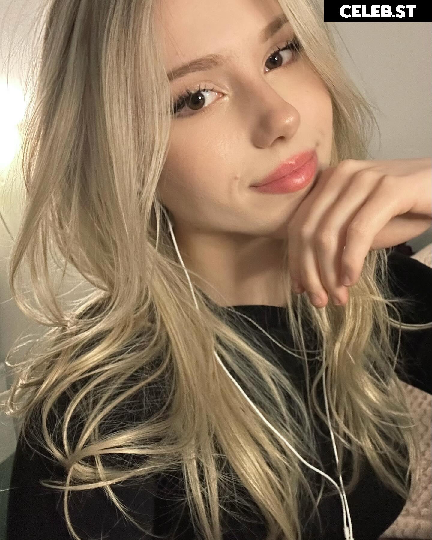 Kitty-Mae / kittymerritt Image 11942791