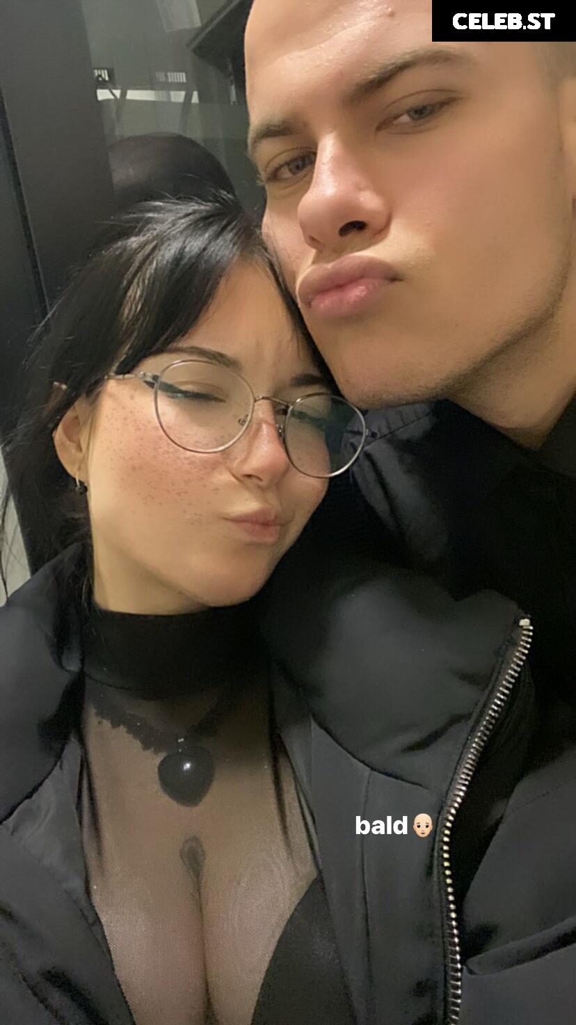 Sudemwah / Sude Akar / sudemwah0 / sudwnpai Image 11931020