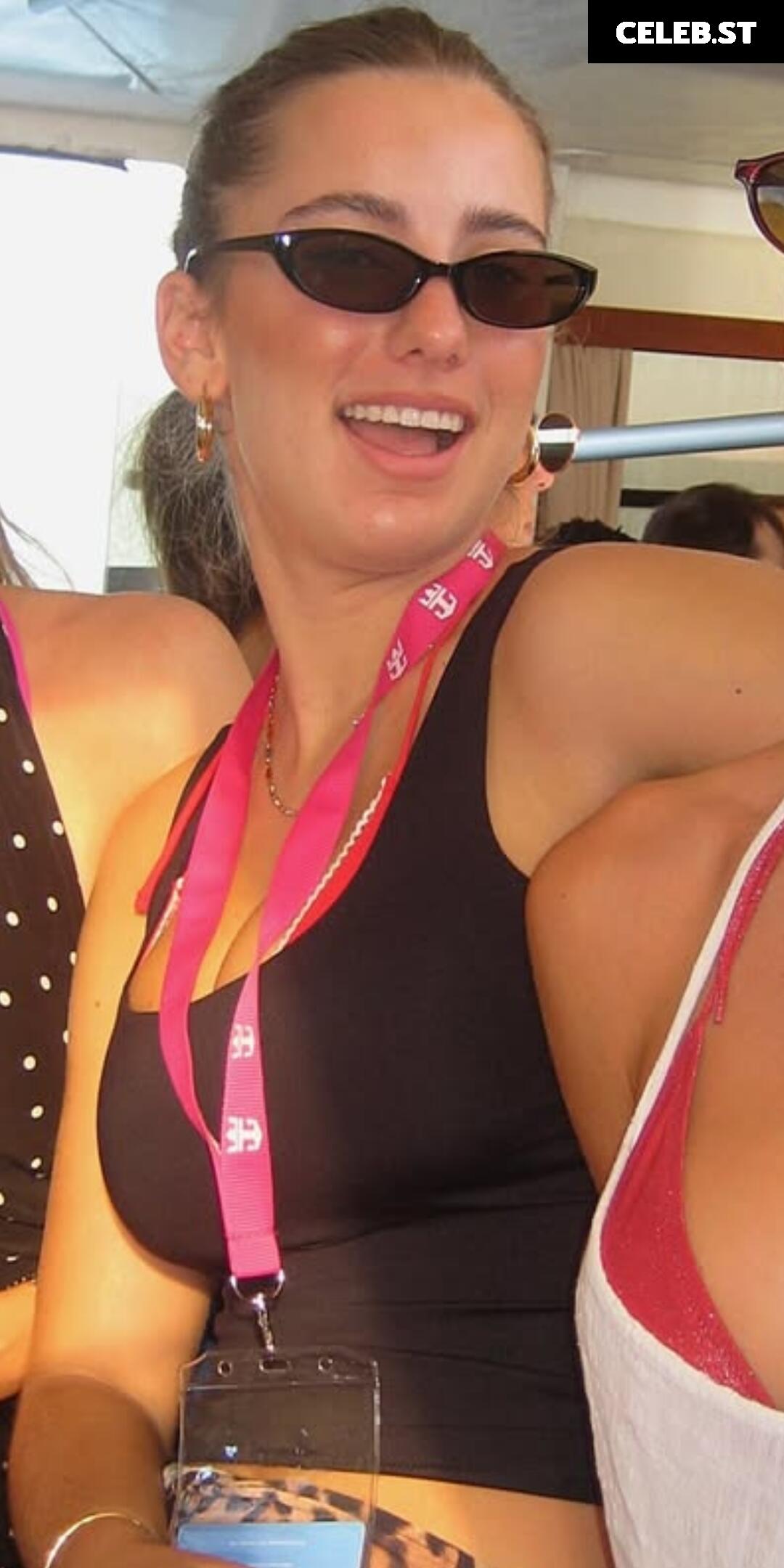LAURA @lauramjj Image 11869067
