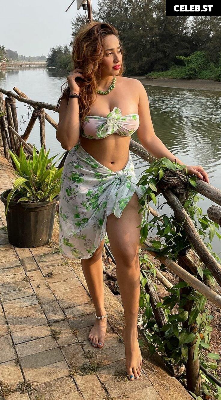 Aditi Mistry Image 11874560