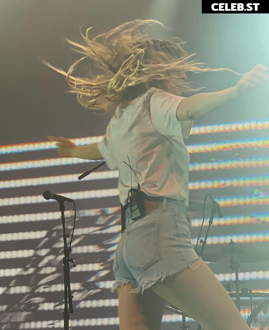 Lauren Mayberry (Singer) Image 11898633