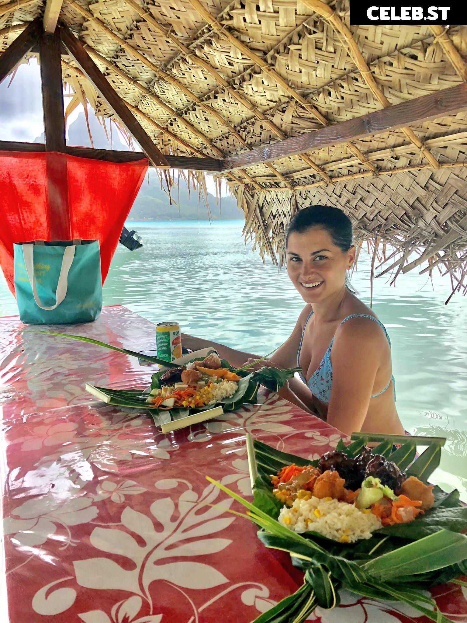 Megan Olivi Image 11895610