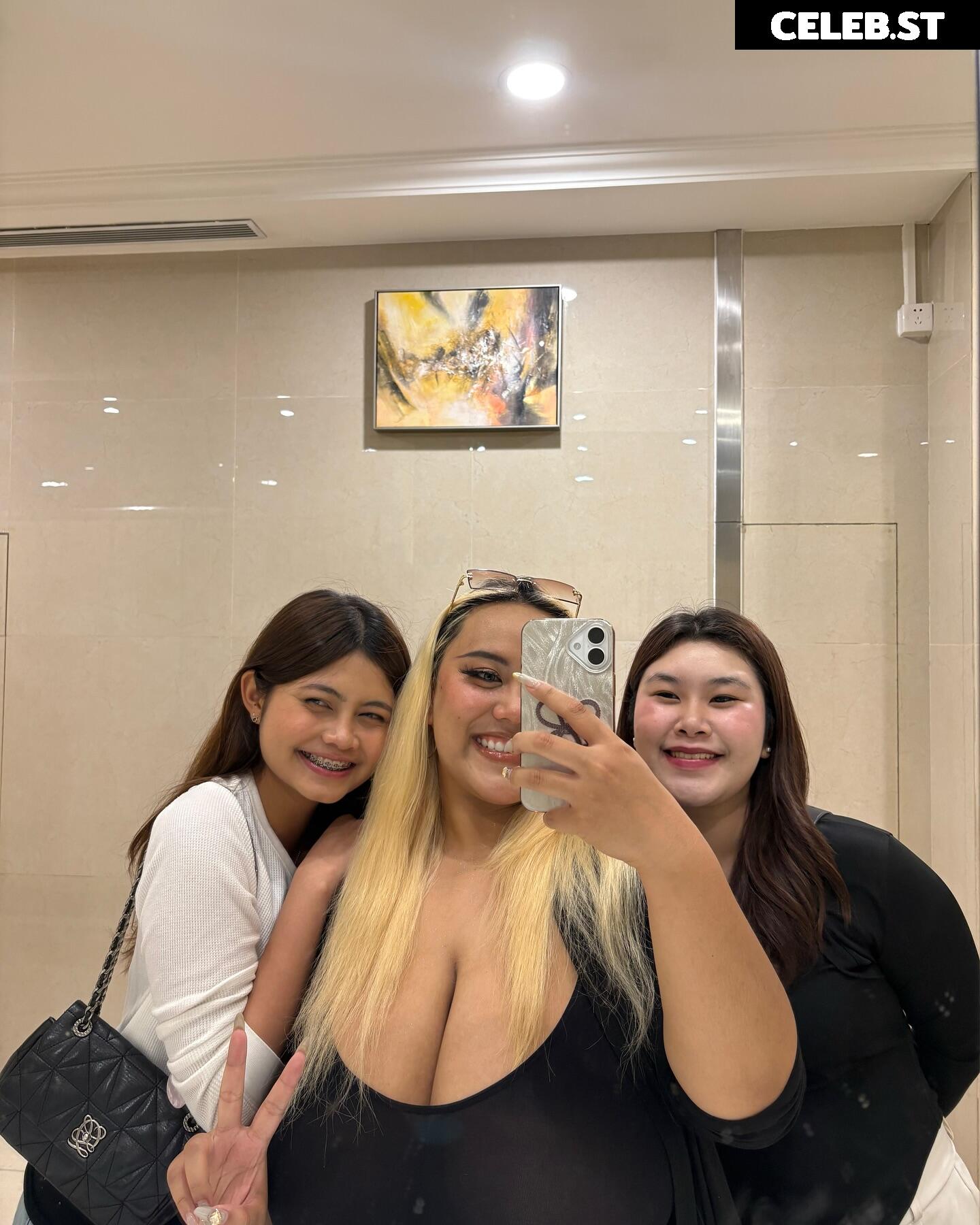 fhong_fionax / Chayada Dulyasatien (Busty Thai Model) Image 11881879