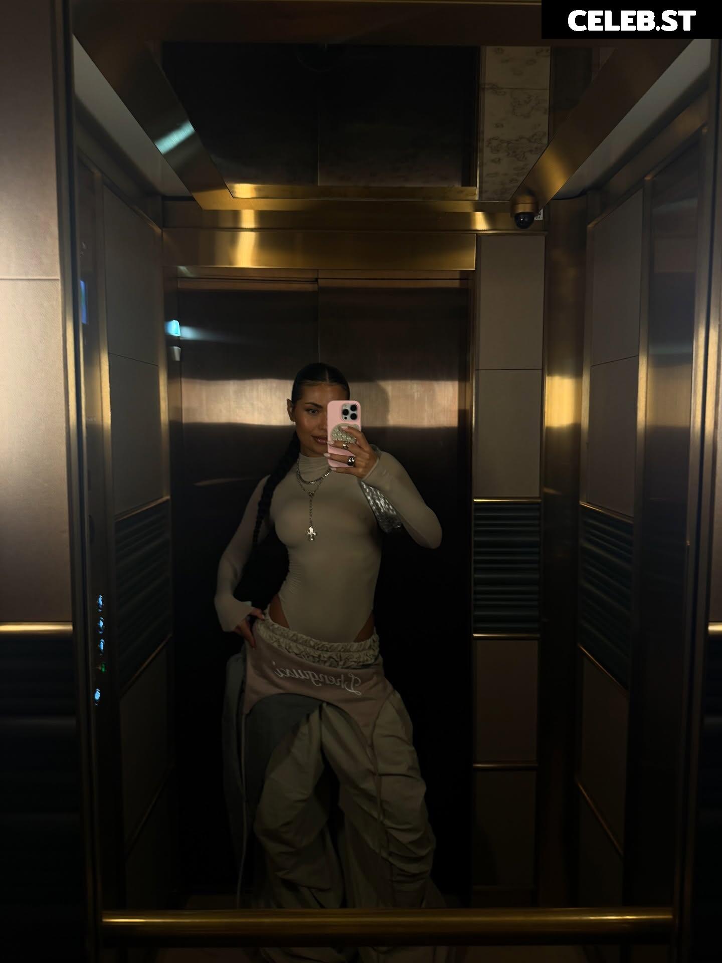 Florence Mueller aka flomoneyy Image 11597167