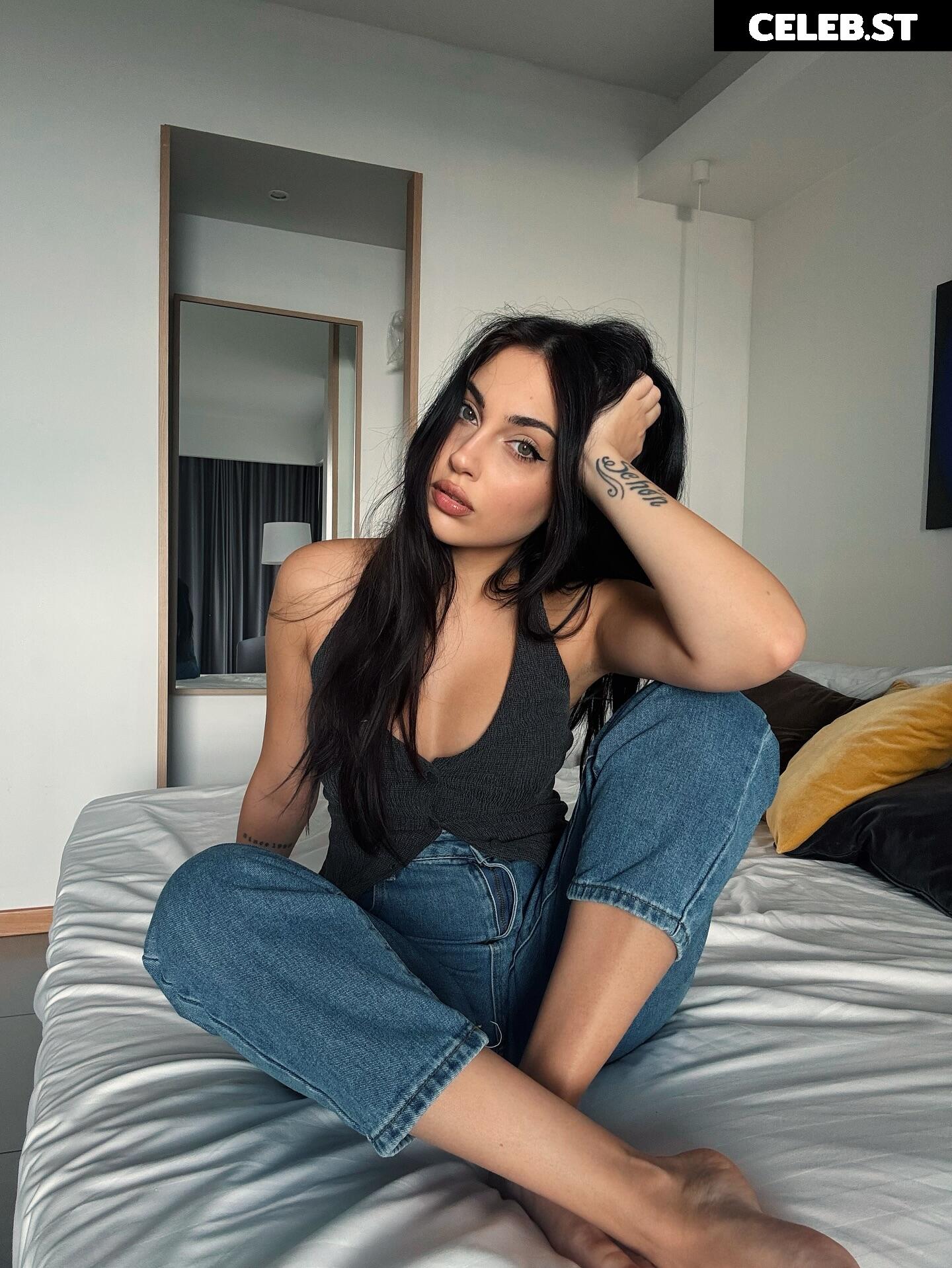 Mona Schon (Italian Streamer) Image 11493753
