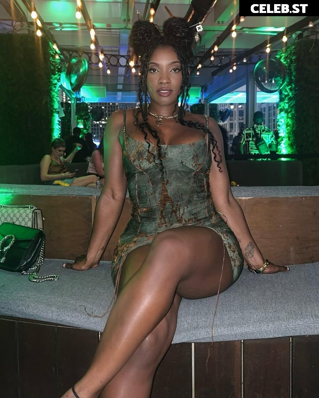 Dominique Alexander / Dominique__fox Image 12552215