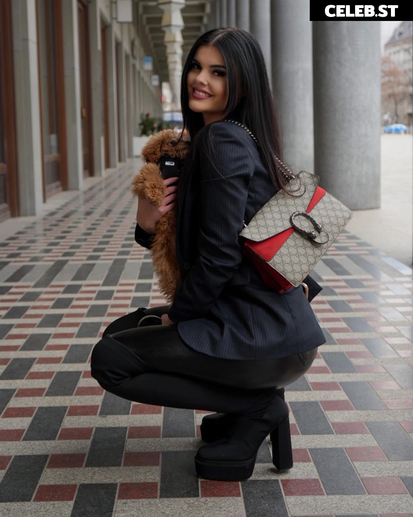 Lara Benjamina Winter Image 12578053