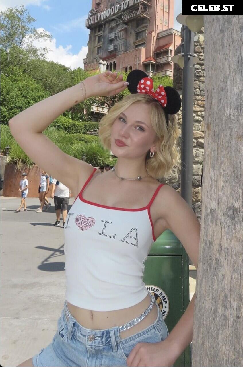 Lily Brooks O’Briant Image 12576187