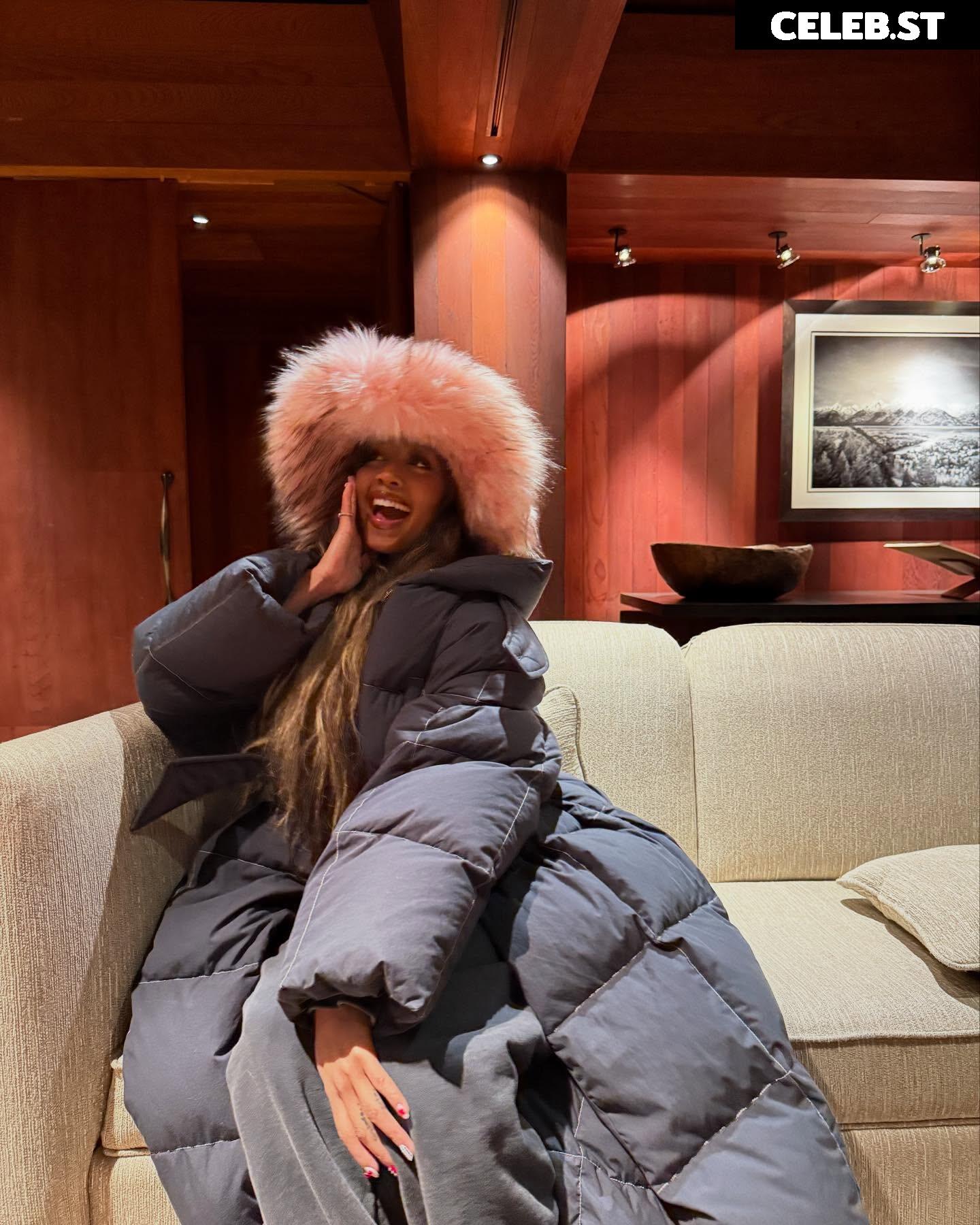 H.E.R./Gabriella Sarmiento Wilson Image 12517353