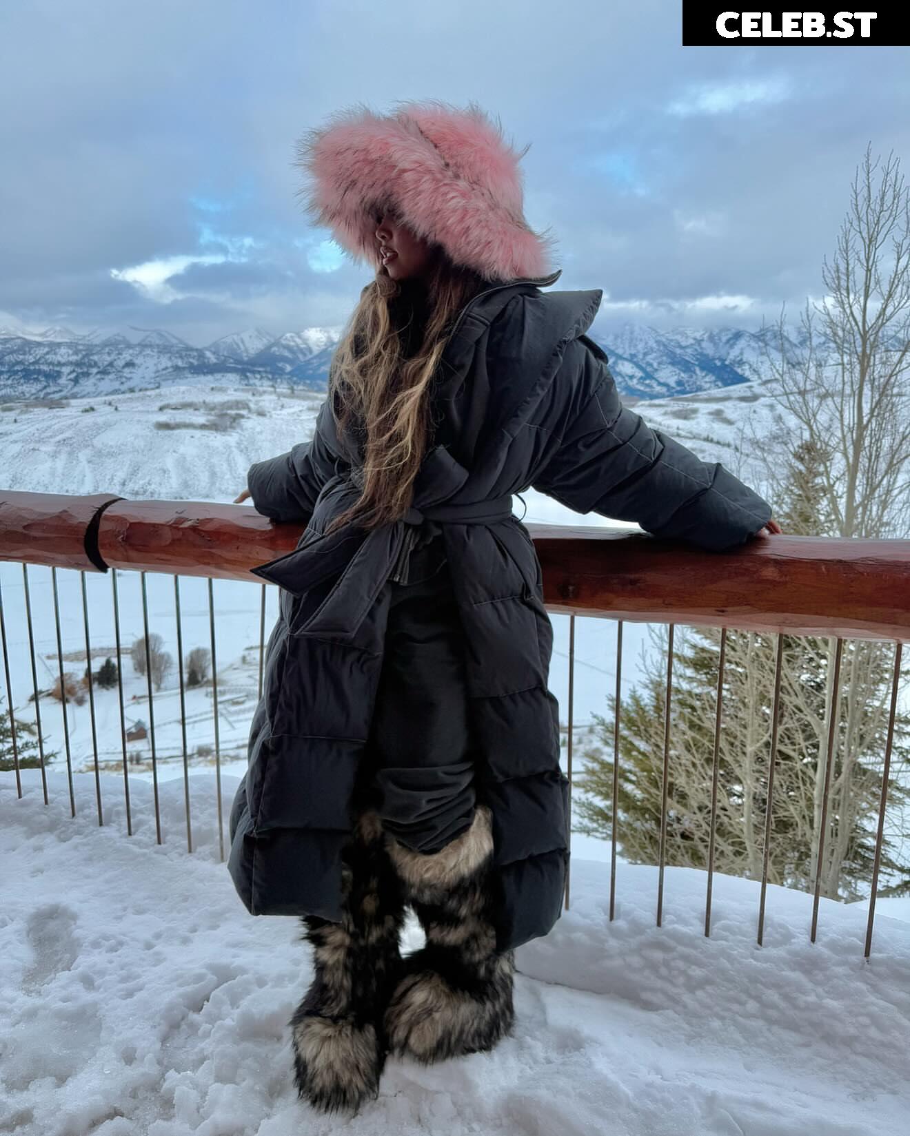 H.E.R./Gabriella Sarmiento Wilson Image 12517357