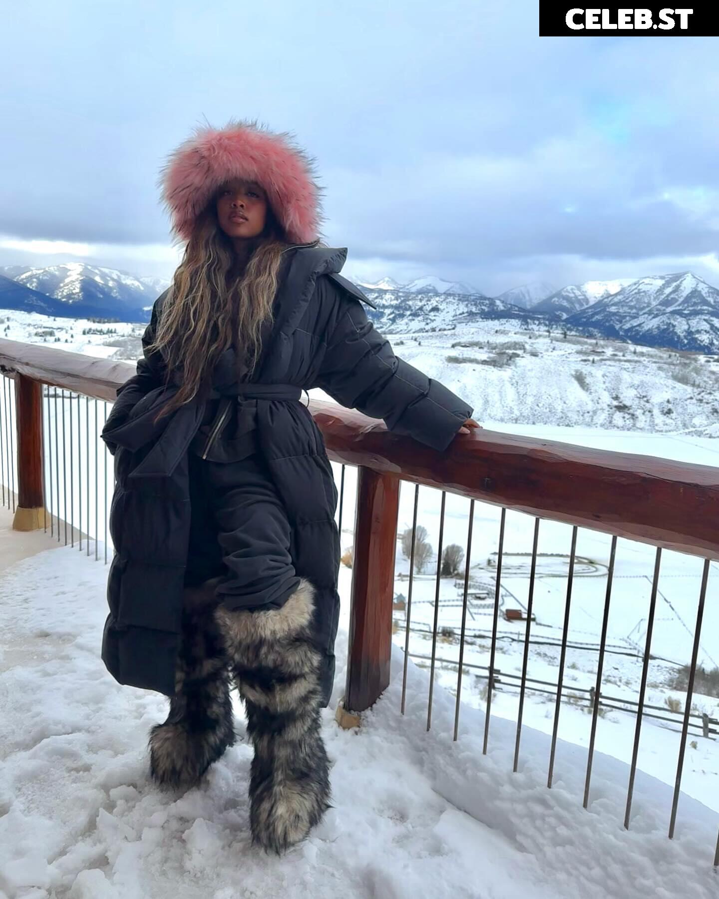 H.E.R./Gabriella Sarmiento Wilson Image 12517356