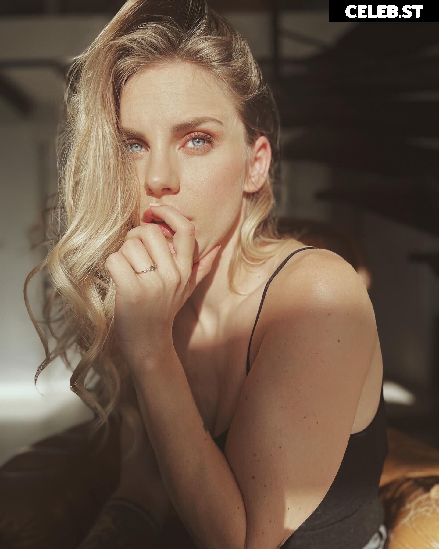 Emy LTR Image 12525226