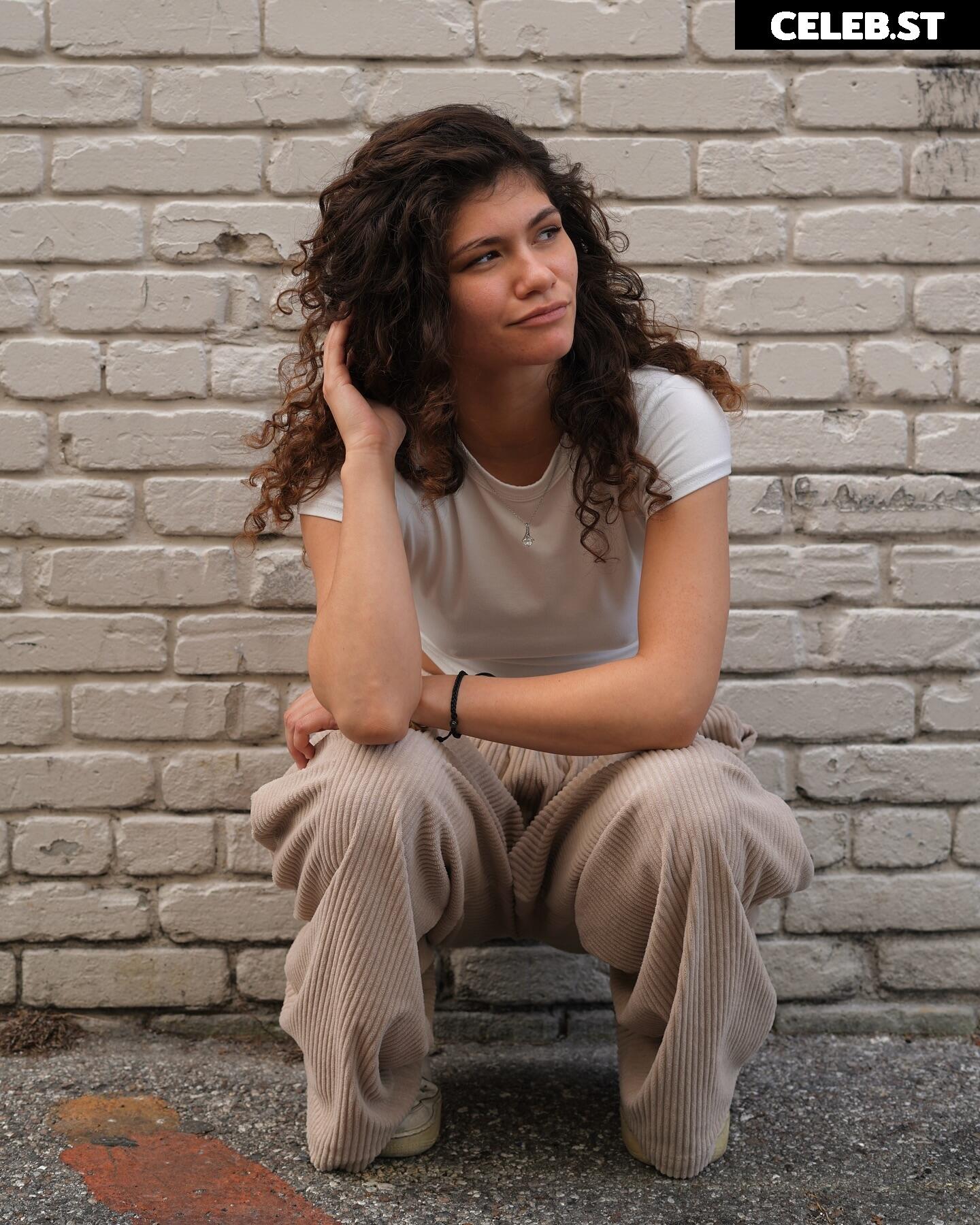 ciggybae / homeskilla_whitnit / Zendaya lookalike Image 12507277