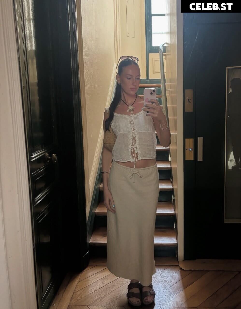 @oliviarcox Image 12444310