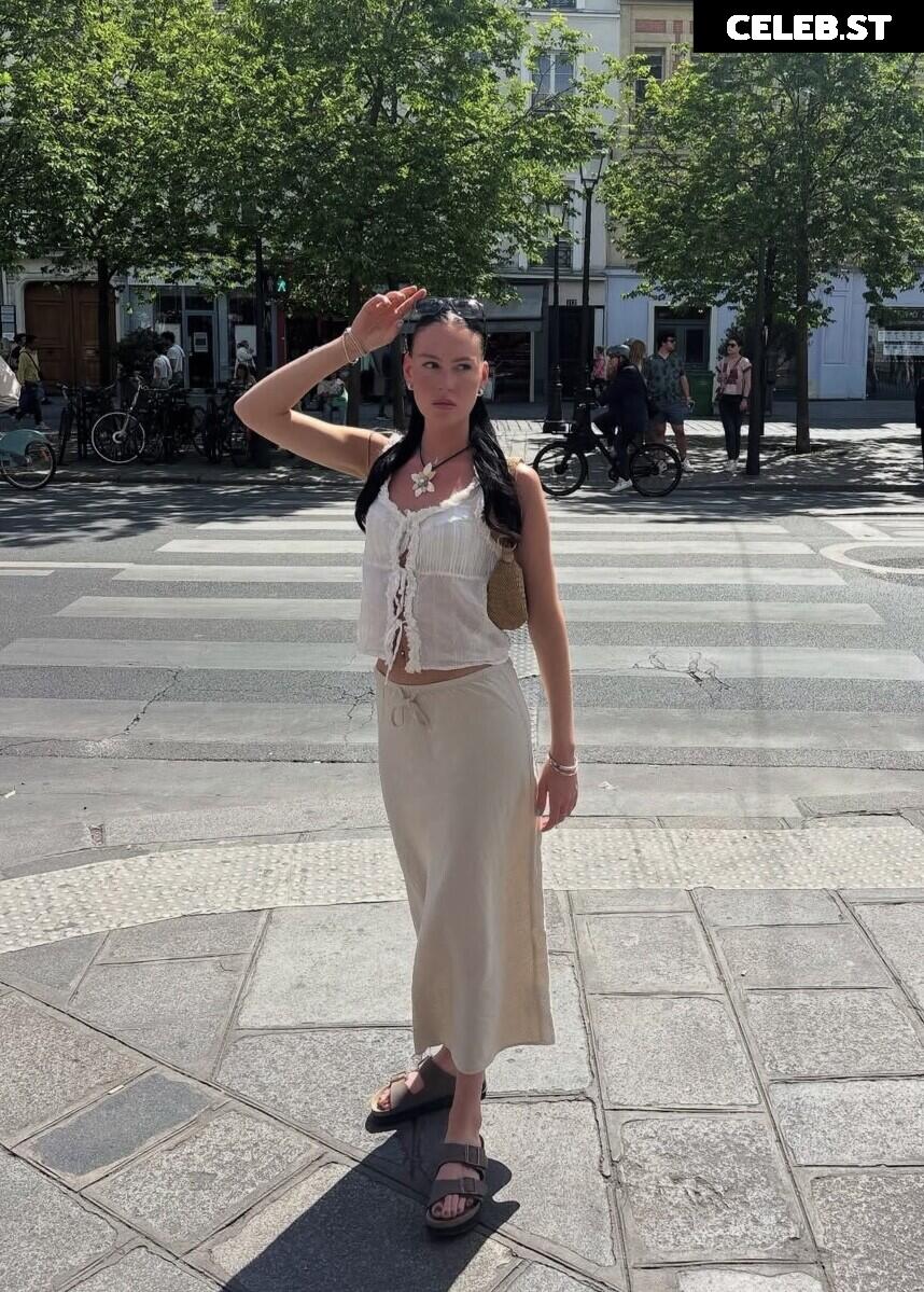 @oliviarcox Image 12444308