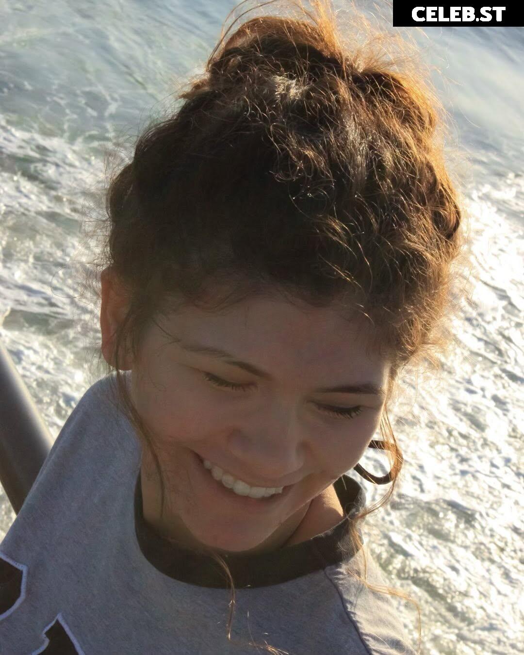 ciggybae / homeskilla_whitnit / Zendaya lookalike Image 12435759