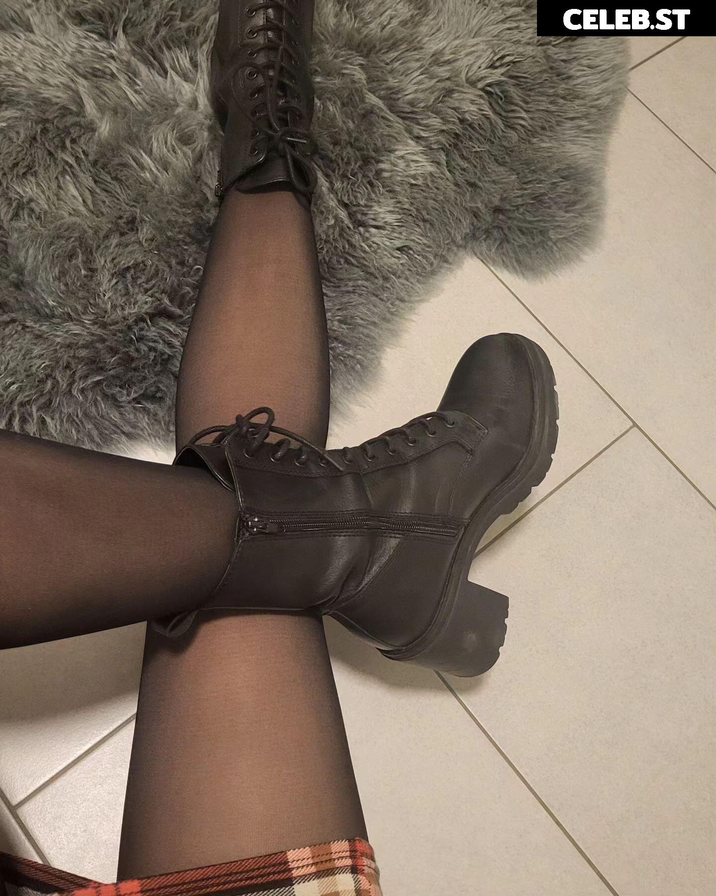 19th_nylon_lady82 Image 12431799