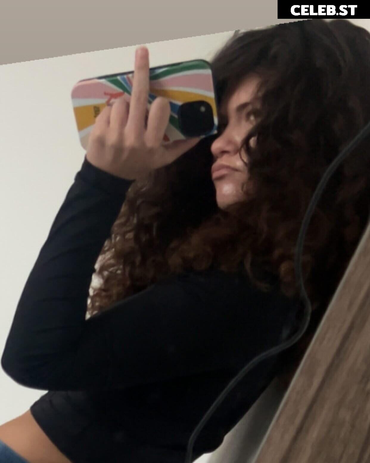 ciggybae / homeskilla_whitnit / Zendaya lookalike Image 12484761