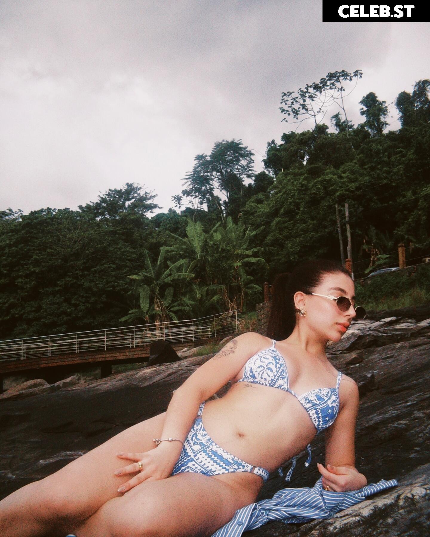 Taby Carvalho Image 12341429