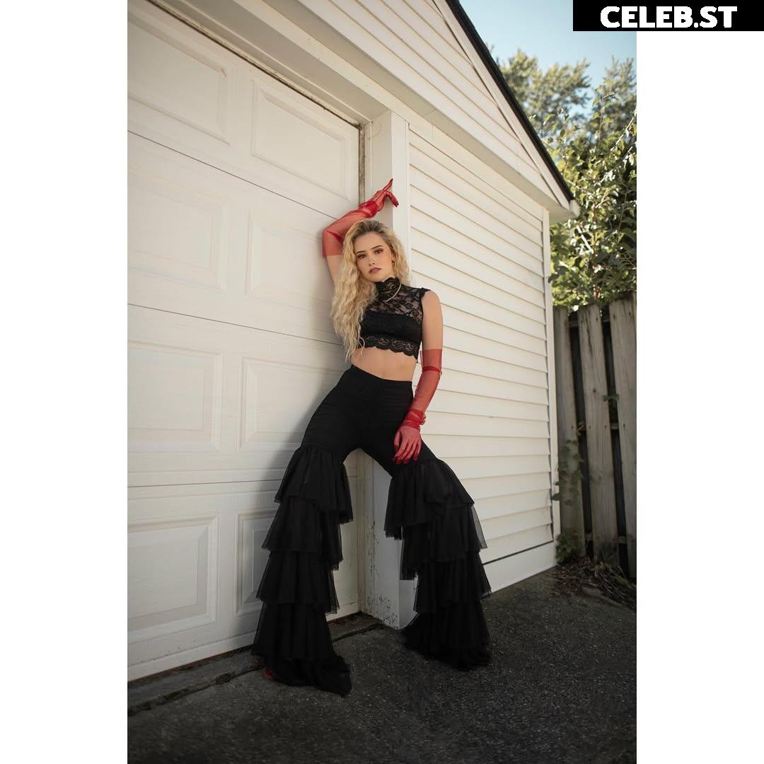 Megan Elizabeth / megann_eliizabeth Image 12311001