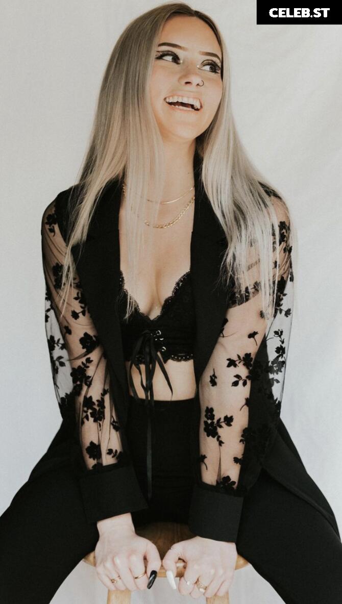 Megan Elizabeth / megann_eliizabeth Image 12311004