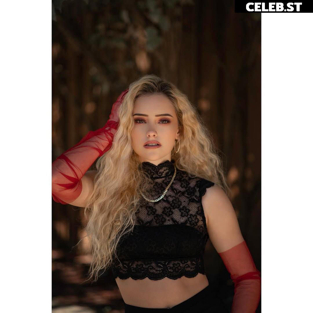 Megan Elizabeth / megann_eliizabeth Image 12310997